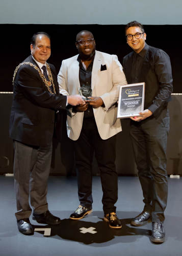 Pertemps’ Dan Braithwaite, centre, receives his award from Birmingham Lord Mayor Chaman Lal, left, and event host Raaj Shamji.